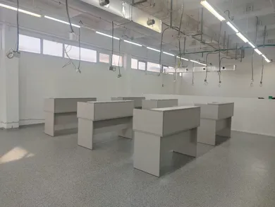 עמדות עבודה עם מדף עליון בגוון לבן.