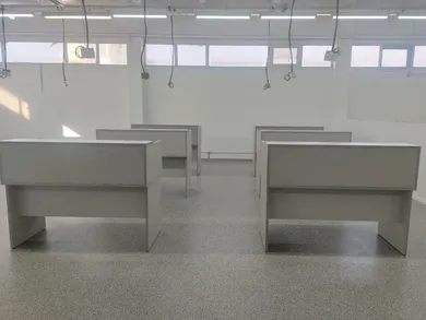עמדות עבודה עם מדף עליון בגוון לבן.