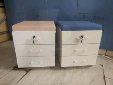 ארגז מגירות מרופד נייד עם אפשרות ישיבה