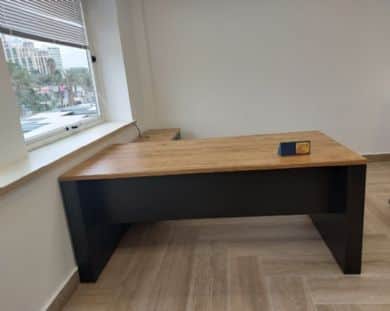 שולחן מנהל, אגוז אפריקאי ושחור מט, רגלי שולחן מעובות. +שלוחת מנהל